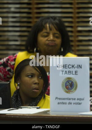 Étude des indicateurs de leur élection au bureau d'inscription pendant le vote anticipé dans le Colorado à Denver Centre d'élection le 27 octobre 2010 à Denver. UPI/Gary C. Caskey Banque D'Images