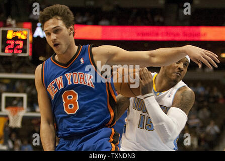 New York Knicks Danilo Galliinari(8) fautes avant Denver Nuggets Carmelo Anthony au cours du premier trimestre le Pepsi Center à Denver le 16 novembre 2010. UPI/Gary C. Caskey Banque D'Images