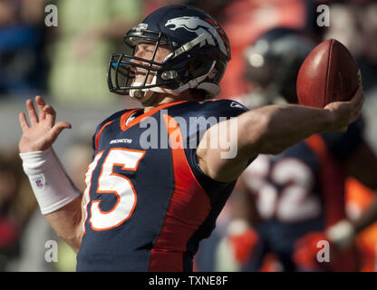 Denver Broncos choix de première ronde quart-arrière Tim Tebow se réchauffe avant son premier départ à l'Invesco Field at Mile High le 26 décembre 2010 à Denver. UPI/Gary C. Caskey Banque D'Images