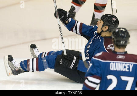 Colorado Avalanche aile droite Chris Stewart fête marquant contre les Devils du New Jersey au cours de la première période au Pepsi Center de Denver le 16 janvier 2010. UPI/Gary C. Caskey.. Banque D'Images