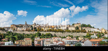 Vue panoramique sur les toits de la vieille ville de Bergame, près de Milan en Italie Banque D'Images