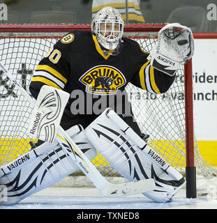 Le gardien des Bruins de Boston, Tim Thomas se réchauffe au Pepsi Center de Denver le 22 janvier 2011. UPI/Gary C. Caskey Banque D'Images