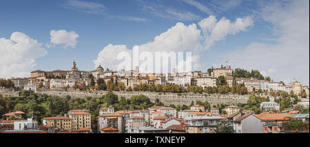 Vue panoramique sur les toits de la vieille ville de Bergame, près de Milan en Italie Banque D'Images