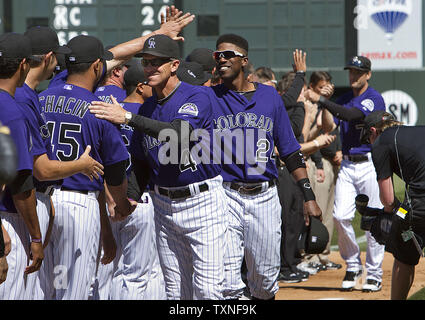 Rockies du Colorado manager Jim Tracy et outfielder Dexter Fowler (24) Profitez de la haute fiving coéquipiers lors de présentations des équipes à Coors Field le jour d'ouverture à Denver le 1 er avril 2011. UPI/Gary C. Caskey Banque D'Images