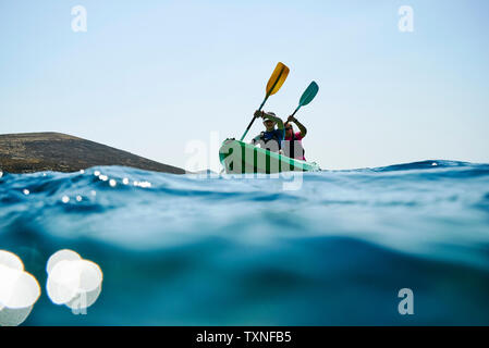 Adolescent et sa mère le kayak de mer, au niveau de la surface vue, Limnos, Calino, Grèce Banque D'Images