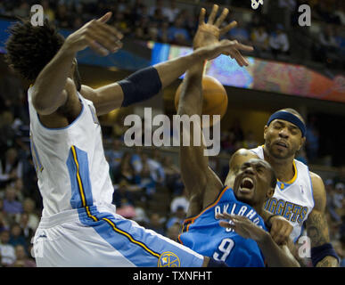 Le centre de Denver Nuggets Nene (L) du Brésil fautes Oklahoma City Thunder avant Serge Ibaka (9) au cours de la deuxième moitié de la Conférence Ouest playoffs-Premier tour trois jeu au Pepsi Center de Denver le 23 avril 2011. Le Thunder prendre une avance sur la série 3-0 Nuggets avec une victoire 97-94. UPI/Gary C. Caskey Banque D'Images