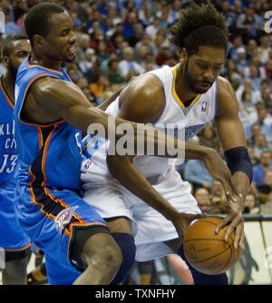 Denver Nuggets Nene centre du Brésil (R) perd la balle à Oklahoma City Thunder center Kendrick Perkins au cours du deuxième trimestre dans la conférence de l'Ouest playoffs-Premier tour trois jeu au Pepsi Center de Denver le 23 avril 2011. UPI/Gary C. Caskey Banque D'Images