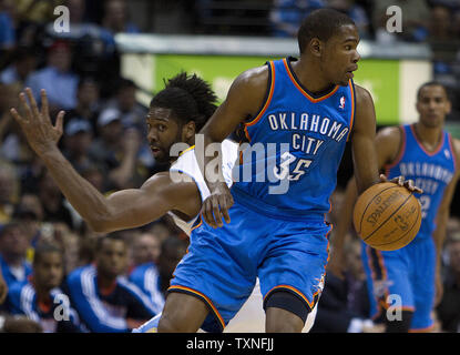 Oklahoma City Thunder de l'avant Kevin Durant (35) imitations de Denver Nuggets Nene centre du Brésil au cours du premier trimestre de la Conférence Ouest Playoffs-First jeu ronde quatre au Pepsi Center de Denver le 25 avril 2011. UPI/Gary C. Caskey Banque D'Images