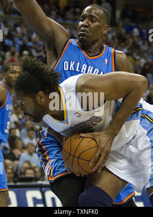 Oklahoma City Thunder Kendricks Perkins (haut) arrête les Denver Nuggets Nene centre du Brésil au cours du premier trimestre de la Conférence Ouest Playoffs-First jeu ronde quatre au Pepsi Center de Denver le 25 avril 2011. UPI/Gary C. Caskey Banque D'Images