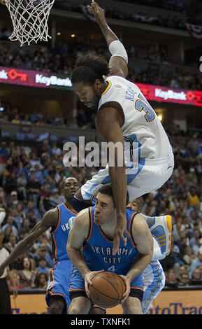 Le centre de Denver Nuggets Nene (haut) du Brésil fautes Oklahoma City Thunder avant Nick Collison durant la seconde moitié de la Conférence Ouest Playoffs-First jeu ronde quatre au Pepsi Center de Denver le 25 avril 2011. Éviter un balayage par Denver Oklahoma City 104-101 gagnante. UPI/Gary C. Caskey Banque D'Images