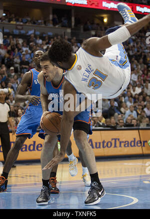 Le centre de Denver Nuggets Nene du Brésil l'emporte sur plus de Oklahoma City Thunder avant Nick Collison après commettre au cours de la deuxième moitié de la Conférence Ouest Playoffs-First jeu ronde quatre au Pepsi Center de Denver le 25 avril 2011. Éviter un balayage par Denver Oklahoma City 104-101 gagnante. UPI/Gary C. Caskey Banque D'Images