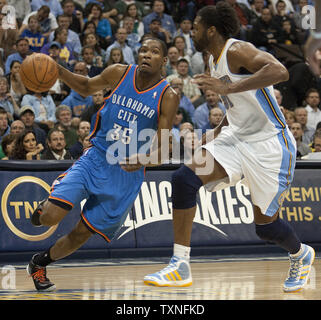 Oklahoma City Thunder Kevin Durant (35) recherche panier contre les Denver Nuggets Nene centre du Brésil au cours de la deuxième moitié de la Conférence Ouest Playoffs-First jeu ronde quatre au Pepsi Center de Denver le 25 avril 2011. Éviter un balayage par Denver Oklahoma City 104-101 gagnante. UPI/Gary C. Caskey Banque D'Images