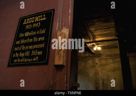 À l'intérieur de l'établissement principal minerai d'or, un signal d'information est affichée à l'entrée de l'arbre à la première mine d'Argo en Idaho Springs, Colorado Le 12 mai 2011. Le prix de l'or aujourd'hui, c'est 1504.05 $ par once troy. Environ 100 millions de dollars de l'or a été pris à partir de la zone autour de Idaho Springs. UPI/Gary C. Caskey Banque D'Images