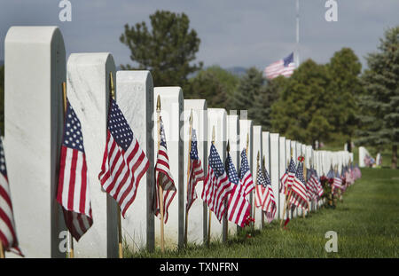 Le principal drapeau américain est en berne avec un avant-plan de drapeau américain orné de sépulture en préparation pour Memorial Day au Fort Logan National Cemetery à Denver le 28 mai 2011. Memorial Day célébré le 30 mai rend hommage à tous ces hommes et femmes des forces armées qui sont morts dans le service militaire pour les États-Unis. UPI/Gary C. Caskey Banque D'Images