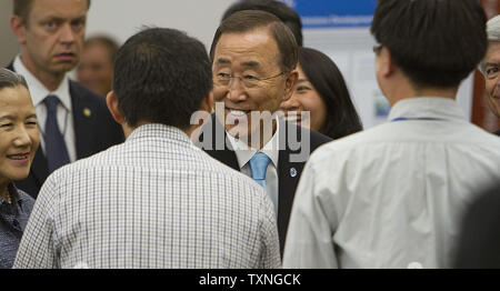 Le Secrétaire Général des Nations unies, Ban Ki-moon salue des participants aux manifestations, il a visité l'installation de soutien à la recherche au sein du National Renewable Energy Labs (NREL) le 24 août 2011 à Golden, Colorado UPI/Gary C. Caskey Banque D'Images