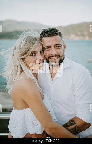 Couple hugging romantique sur lakeside, portrait, Stresa, Piemonte, Italie Banque D'Images