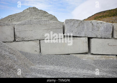 Du gravier et des blocs de béton empilés sur chantier, Big Sur, Californie, USA Banque D'Images