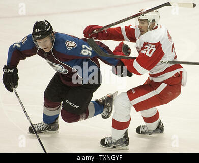 Colorado Avalanche aile gauche Gabriel Landeskog (92) rompt une short-handed breakaway par Red Wings de Detroit a appelé l'aile gauche Miller (20) au cours de la première période à la Pepsi Center le 4 décembre 2011 à Denver. Detroit cherche à étendre sa strie de gain à huit matches qu'au Colorado se termine c'est huit homestand jeu. UPI/Gary C. Caskey Banque D'Images