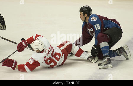 Colorado Avalanche aile droite brandon Yip (18) note les Red Wings de Detroit l'aile gauche Tomas Holmstrom durant la première période à la Pepsi Center le 4 décembre 2011 à Denver. Detroit cherche à étendre sa strie de gain à huit matches qu'au Colorado se termine c'est huit homestand jeu. UPI/Gary C. Caskey Banque D'Images