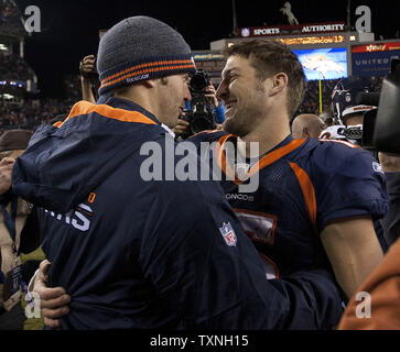 Denver Broncos Tim Tebow (R) et de blessés Chicago Bears quarterback Jay Cutler hug après le jeu à Sports Authority Field at Mile High le 11 décembre 2011 à Denver. La led à Tebow Broncos 13-10 heures supplémentaires une victoire contre les ours. UPI/Gary C. Caskey Banque D'Images