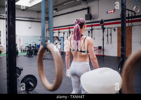 Young woman working out in gym Banque D'Images