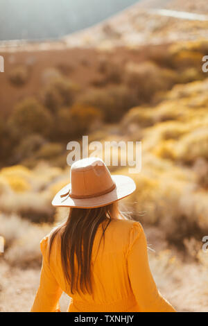 Woman walking in field landscape, Kennedy Meadows, California, US Banque D'Images