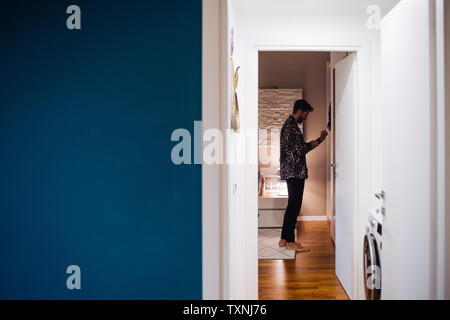 Man s'habiller dans la chambre, vue de couloir Banque D'Images