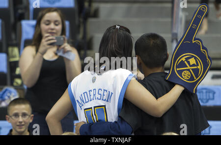 Fans de Denver, posent en photo portant un Nuggets Chris Andersen jersey comme fans commencer à remplir l'arène pour la Conférence de l'Ouest playoffs NBA premier tour contre six jeu les Los Angeles Lakers au Pepsi Center de Denver le 10 mai 2012. Les Nuggets Andersen a été excusabilité' de l'équipe que son domicile a été perquisitionné par la Douglas County Sheriff's Department ce matin. Andersen n'a pas été arrêté ni accusé d'aucun crime. Les Lakers mènent la série 3-2 sur les pépites. UPI/Gary C. Caskey Banque D'Images