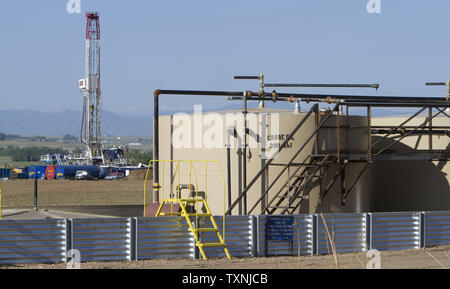 Une foreuse fonctionne sur les terres agricoles à proximité d'un réservoir de stockage à l'huile de schiste Niobrara dans formation Weld County, au nord est du Colorado le 30 mai 2012. Les sociétés pétrolières et gazières utilisent beaucoup d'eau afin d'obtenir l'huile de schiste et de gaz dans un processus appelé la fracturation hydraulique ou fracking. UPI/Gary C. Caskey Banque D'Images