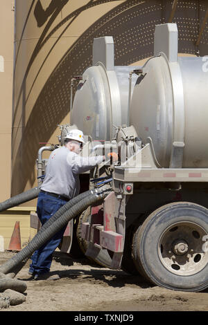 Un chauffeur de camion de l'eau coupe la vanne après son plein d'eau à prendre pour les sites de forage d'huile à l'huile de schiste Niobrara dans formation Weld County, au nord est du Colorado le 30 mai 2012. Les sociétés pétrolières et gazières utilisent beaucoup d'eau afin d'obtenir l'huile de schiste et de gaz dans un processus appelé la fracturation hydraulique ou fracking. UPI/Gary C. Caskey Banque D'Images