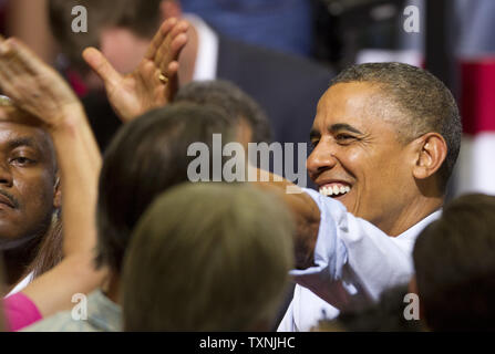 Le président Barack Obama tend la main à serrer la main au cours d'une campagne populaire s'arrêter au centre d'événement Auraria à Denver le 8 août 2012. Obama a parlé de questions liées à la santé des femmes et l'. Obamacare UPI/Gary C. Caskey Banque D'Images