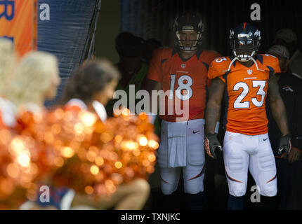 Départ Denver Broncos quarterback Peyton Manning (18) attend son premier jeu accueil fans introduction dans l'ombre de l'équipe tunnel running back Willis McGahee à Sports Authority Field à Denver le 18 août 2012. UPI/Gary C. Caskey Banque D'Images