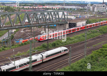 Train à grande vitesse ICE et train local Regionalbahn dans le quartier Deutz, Cologne, Allemagne. Regionallbahn Hochgeschwindigkeitszug ICE und im Stad Banque D'Images