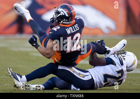 Denver Broncos receveur Matthew Willis (12) gagne 10 yards sur une note de la réception contre San Diego Chargers Quentin Jammer évoluait au cours du deuxième trimestre à Sports Authority Field at Mile High le 18 novembre 2012 à Denver. UPI/Gary C. Caskey Banque D'Images