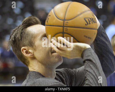 Los Angeles Lakers guard Steve Nash se réchauffe au Pepsi Center le 26 décembre 2012 à Denver. Les Lakers gagner streak s'élève à cinq matchs consécutifs. UPI/Gary C. Caskey Banque D'Images