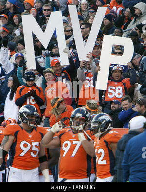 Denver Broncos Peyton Manning fans tenir 'MVP' lettres montrant leur soutien pour Manning à recevoir le prix MVP à Sports Authority Field at Mile High le 30 décembre 2012 à Denver. Denver remporte l'AFC numéro un s'ils vaincre les chefs. UPI/Gary C. Caskey Banque D'Images