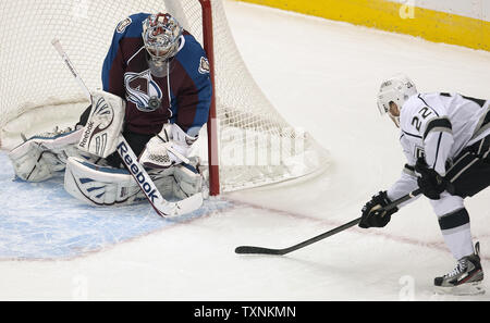 Avalanche du Colorado Semyon varlamov gardien arrête un tir de Los Angeles Kings center Trevor Lewis (22) au cours de la première période à la Pepsi Center le 22 janvier 2013 à Denver. UPI/Gary C. Caskey Banque D'Images