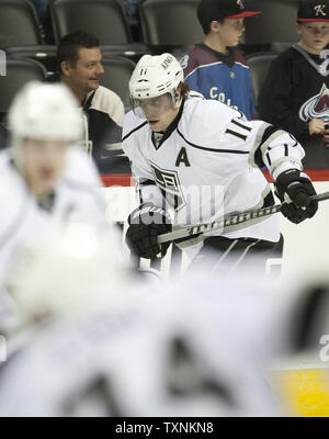 Los Angeles Kings center Anze Kopitar chauffe lors la avant de jouer l'Avalanche du Colorado au centre Pepsi le 22 janvier 2013 à Denver. UPI/Gary C. Caskey Banque D'Images