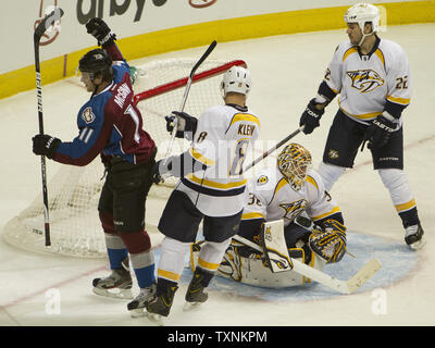 Colorado Avalanche aile gauche Jamie McGinn (11) célèbre comme l'Avalanche score contre les Predators de Nashville gardien Chris Mason ((C) au cours de la première période au centre Pepsi le 18 février 2013 à Denver. UPI/Gary C. Caskey Banque D'Images