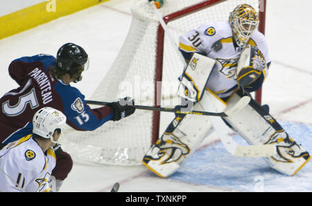 Gardien des Nashville Predators Chris Mason (30) fait une sauvegarde contre l'Avalanche du Colorado aile droite PA Parenteau au cours de la première période à la Pepsi Center le 18 février 2013 à Denver. UPI/Gary C. Caskey Banque D'Images