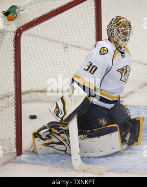 Le gardien Chris Mason des Nashville Predators réagit après l'abandon de l'objectif de l'Avalanche du Colorado au cours de la première période au centre Pepsi le 18 février 2013 à Denver. UPI/Gary C. Caskey Banque D'Images