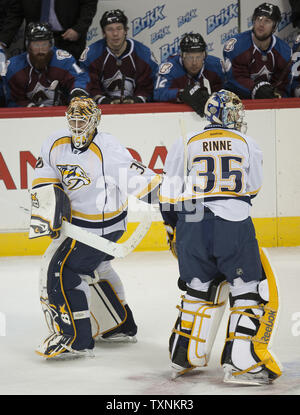 À partir de Nashville le gardien Chris Mason (L) chefs sur le banc et remplacé par le gardien Pekka Rinne après l'abandon de six buts à l'Avalanche du Colorado à 6:14 au cours de la deuxième période à la Pepsi Center le 18 février 2013 à Denver. UPI/Gary C. Caskey Banque D'Images