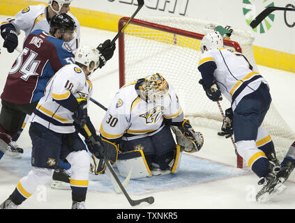 Colorado Avalanche aile droite David Jones (54) célèbre l'aider sur un but contre le gardien des Nashville Predators Chris Mason au cours de la deuxième période à la Pepsi Center le 18 février 2013 à Denver. UPI/Gary C. Caskey Banque D'Images