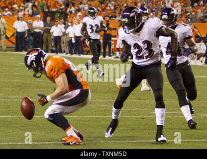 Denver Broncos le receveur Wes Welker (L) supprime un punt contre les Ravens de Baltimore au cours du deuxième trimestre à Sports Authority Field at Mile High à Denver le 5 septembre 2013. Les Ravens de Baltimore ouvrir la saison NFL 2013 sur la route à la Denver Broncos, l'équipe ils ont battu dans la division éliminatoires sur leur façon de gagner le Super Bowl. UPI/Gary C. Caskey Banque D'Images