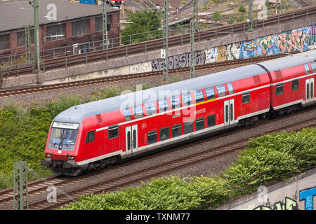 Local train Regionalbahn dans le quartier Deutz, Cologne, Allemagne. Regionallbahn im Stadtteil Deutz, Koeln, Deutschland. Banque D'Images