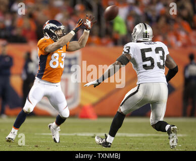 Denver Broncos le receveur Wes Welker attrape un court passage de l'écran contre les Oakland Raiders linebacker Nick Roach au cours du premier trimestre à Sports Authority Field at Mile High à Denver le 23 septembre 2013. Les hôtes Denver AFC divisional rival Oakland pour Monday Night Football. UPI/Gary C. Caskey Banque D'Images