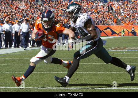 Denver Broncos le receveur Wes Welker (83) sur une passe de touché de six verges contre les Philadelphia Eagles coffre Comte Wolff au cours du premier trimestre à Sports Authority Field at Mile High à Denver le 29 septembre 2013. Denver est l'une des sept équipes invaincues dans la NFL. UPI/Gary C. Caskey Banque D'Images