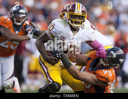 Denver Broncos défensive fin Derek Wolfe sacks Redskins de Washington quarterback Robert Griffin III pour un neuf verges perte au cours du quatrième trimestre à Sports Authority Field at Mile High à Denver le 27 octobre, 2013. Battre Denver Washington 45-21. UPI/Gary C. Caskey Banque D'Images