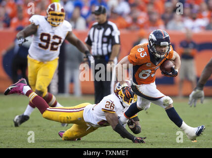 Denver Broncos le receveur Wes Welker (83) onze verges de gains contre les Redskins de Washington Josh Wilson évoluait au cours du quatrième trimestre à Sports Authority Field at Mile High à Denver le 27 octobre, 2013. Battre Denver Washington 45-21. UPI/Gary C. Caskey Banque D'Images