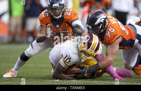 Denver Broncos défensive fin Derek Wolfe sacks Redskins de Washington quarterback Robert Griffin III pour un neuf verges perte au cours du quatrième trimestre à Sports Authority Field at Mile High à Denver le 27 octobre, 2013. Battre Denver Washington 45-21. UPI/Gary C. Caskey Banque D'Images